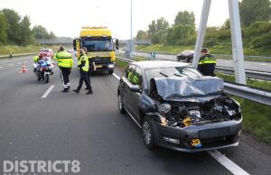 Auto klapt achterop vrachtwagen, eén gewonde A4 Rijswijk