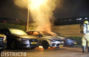 Geparkeerde auto in brand gestoken Hans Lavirelaan Den Haag