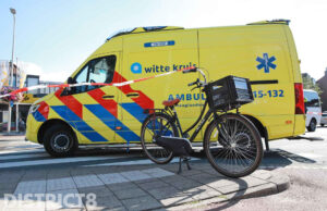 Fietsster komt in botsing met auto Arnold Spoelplein Den Haag