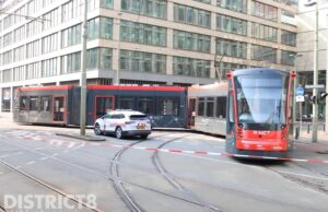 Tram 9 ontspoord op het Lage Zand in Den Haag