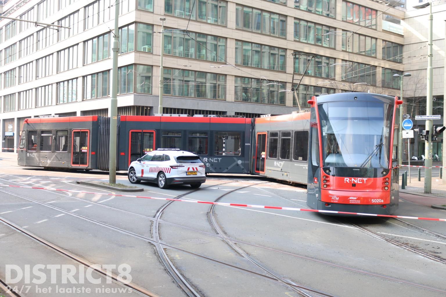 Tram 9 ontspoord op het Lage Zand in Den Haag