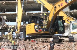 Sloopmachine in brand tijdens sloopwerkzaamheden Binckhorstlaan Den Haag