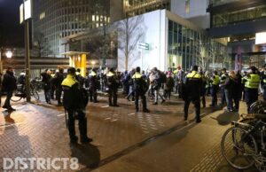 Opnieuw lawaaiprotest tijdens persconferentie Turfmarkt Den Haag