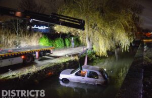 Voertuig raakt te water langs de Maasdijk in Maasdijk; bestuurder springt op tijd uit het voertuig