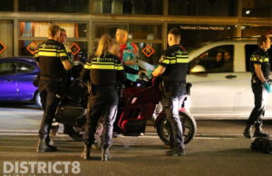 Motorrijder gewond aan arm na botsing met ander voertuig Amsterdamse Veerkade Den Haag