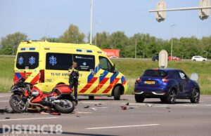 Brandweermotor krijgt aanrijding tijdens spoedrit Laan van Delfvliet Den Haag