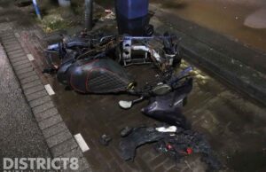 Scooter vliegt tijdens rijden in brand Prinsegracht Den Haag
