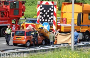 Auto klapt op botswagen die afrit afzet A13 Den Haag