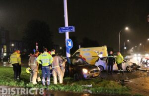 Inzittenden bekneld na aanrijding Laan van Hoornwijck Den Haag