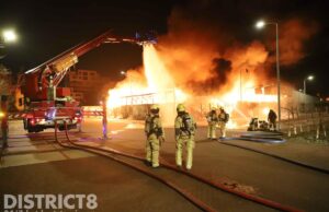 Gigantische brand uitgebroken in een loods Binckhorstlaan Den Haag
