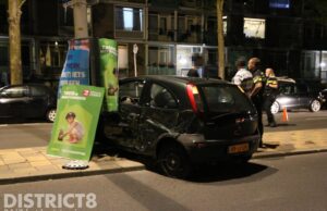 Auto raakt lichtmast Erasmusweg Den Haag