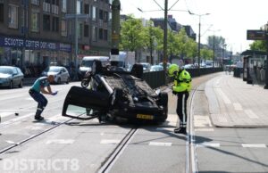Auto op z’n kop na aanrijding met autobusje Rijswijkseweg Den Haag