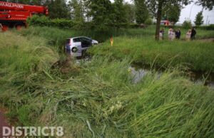 Auto raakt van de weg en belandt in sloot ‘s-Gravenweg Nootdorp