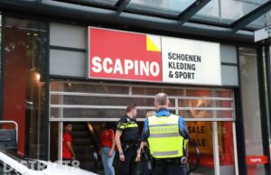 Politie en handhaving ontruimen Scapino tijdens opheffingsuitverkoop Prins Constantijn Promenade Rijswijk