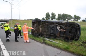 Busje op z’n kant op oprit A4 Den Hoorn