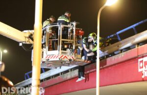 Hulpdiensten halen persoon van viaduct Oostpoortweg Delft