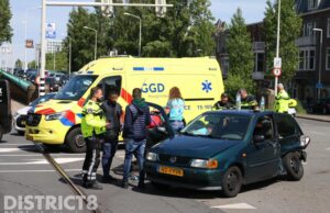 Schade na ongeval tussen twee voertuigen Weteringkade Den Haag