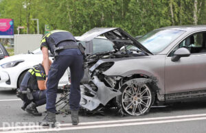 Twee gewonden nadat auto zonder banden achterop taxibusje klapt Kruithuisweg / N470 Delft