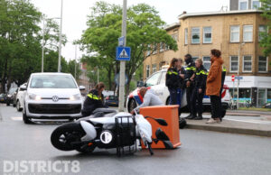 Scooterbezorger gewond na botsing met auto Van Musschenbroekstraat Den Haag