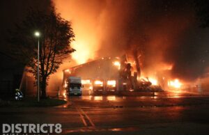 Haagse brandweer ingezet bij zeer grote brand in loods Bredeweg Moerkapelle