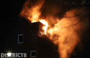 Felle uitslaande brand verwoest dak van woning Van Veendijk Den Haag