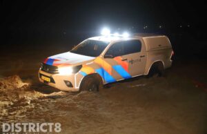 Politievoertuig rijdt zich vast tijdens zoektocht Noorderstrand Scheveningen