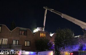 Brandweer druk bezig met schoorsteenbrand Datheenhove Zoetermeer