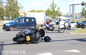 Verkeerschaos na aanrijding motor met auto Binckhorstlaan Den Haag