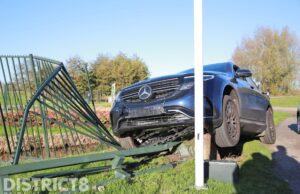 Flinke ravage nadat bestuurder onder invloed hek van golfbaan ramt Abtsrechtseweg Schipluiden