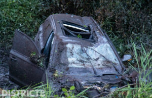 Ravage nadat auto van de weg raakt Breeweg Vlaardingen
