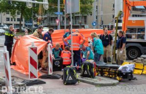 Man klem tussen hoogwerker en verkeerslicht Hoofdweg Rotterdam