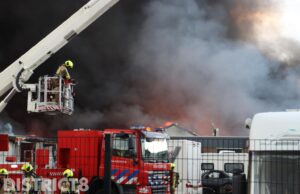 Flinke rookwolken door brand in loods vol caravans Anjerweg Bleiswijk