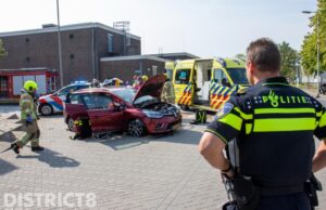 Auto kantelt bij ongeval, bestuurder gewond Industrieweg Rotterdam