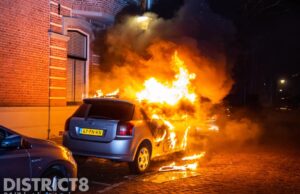 Harde explosie bij autobrand Callenburgstraat Vlaardingen