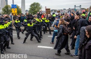 Woonprotest loopt uit de hand, ME grijpt in Erasmusbrug Rotterdam