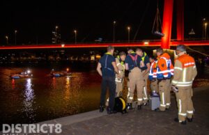 Grote zoekactie nadat man met scooter de haven inrijdt Oosterkade Rotterdam