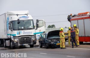Schade na aanrijding tussen auto en vrachtwagen Westerlee Naaldwijk