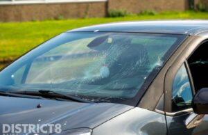 Bellend tienermeisje op de fiets belandt op voorruit van auto Bleijenburg De Lier