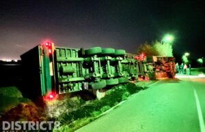 Vrachtwagen raakt met voorwiel de berm en kantelt Oostveenseweg Schipluiden