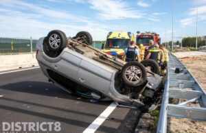 Auto over de kop op de A20 Vlaardingen / Maassluis