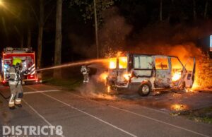 Bestelbus volledig uitgebrand Parkweg Schiedam