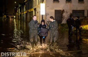 Brandweer redt vastzittende mensen uit auto op ondergelopen kade Koningin Wilhelminahaven Vlaardingen