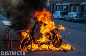 Deelscooter brandt volledig uit Geuzenplein Schiedam