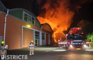 Zeer grote brand in loods Linschotenstraat Rotterdam