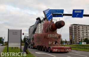 Vrachtwagen met gevaarte ramt bewegwijzeringsborden Karel Doormanweg Vlaardingen