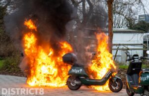 Felyx scooter in brand gestoken Schipholstraat Rotterdam