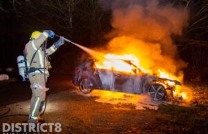 Auto brandt volledig uit in bos Konijnenplaats Bergschenhoek