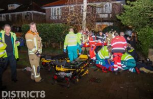 Auto ondersteboven in voortuin, twee zwaargewonden Molenlaan Rotterdam