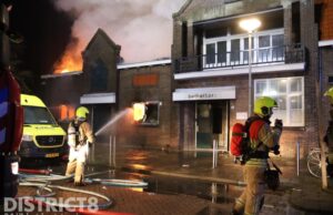 Grote uitslaande brand verwoest kerkgebouw Oranjestraat Rotterdam