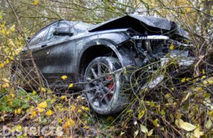 Dure Mercedes zwaar beschadigd na eenzijdig ongeval Bovendijk Rotterdam